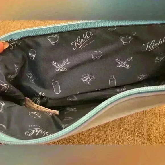 Kiehl’s Makeup Bag. No signs of use. In great condition. - Picture 3 of 4